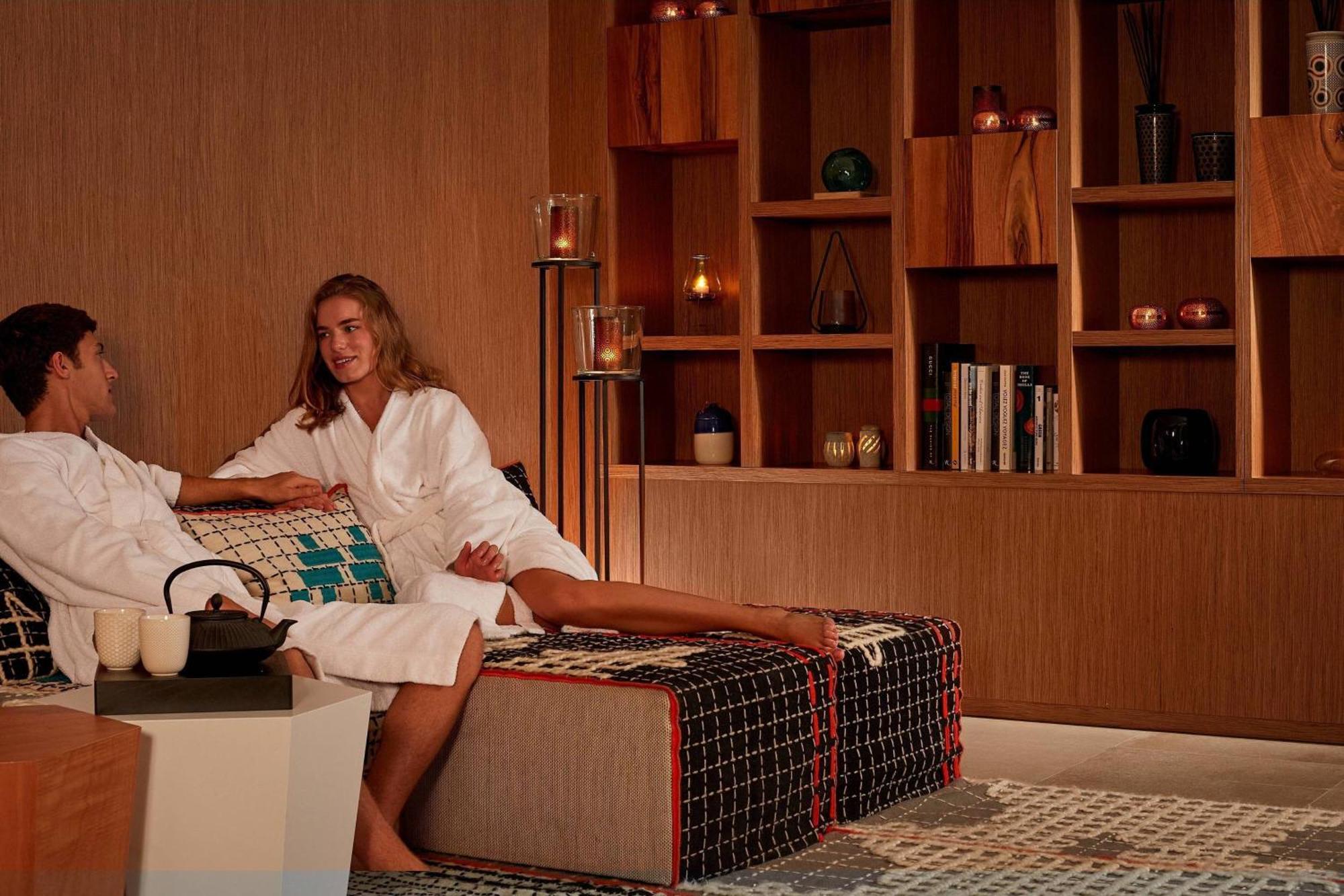 Paragraph Resort & Spa Shekvetili, Autograph Collection Eksteriør billede A woman receiving a spa treatment