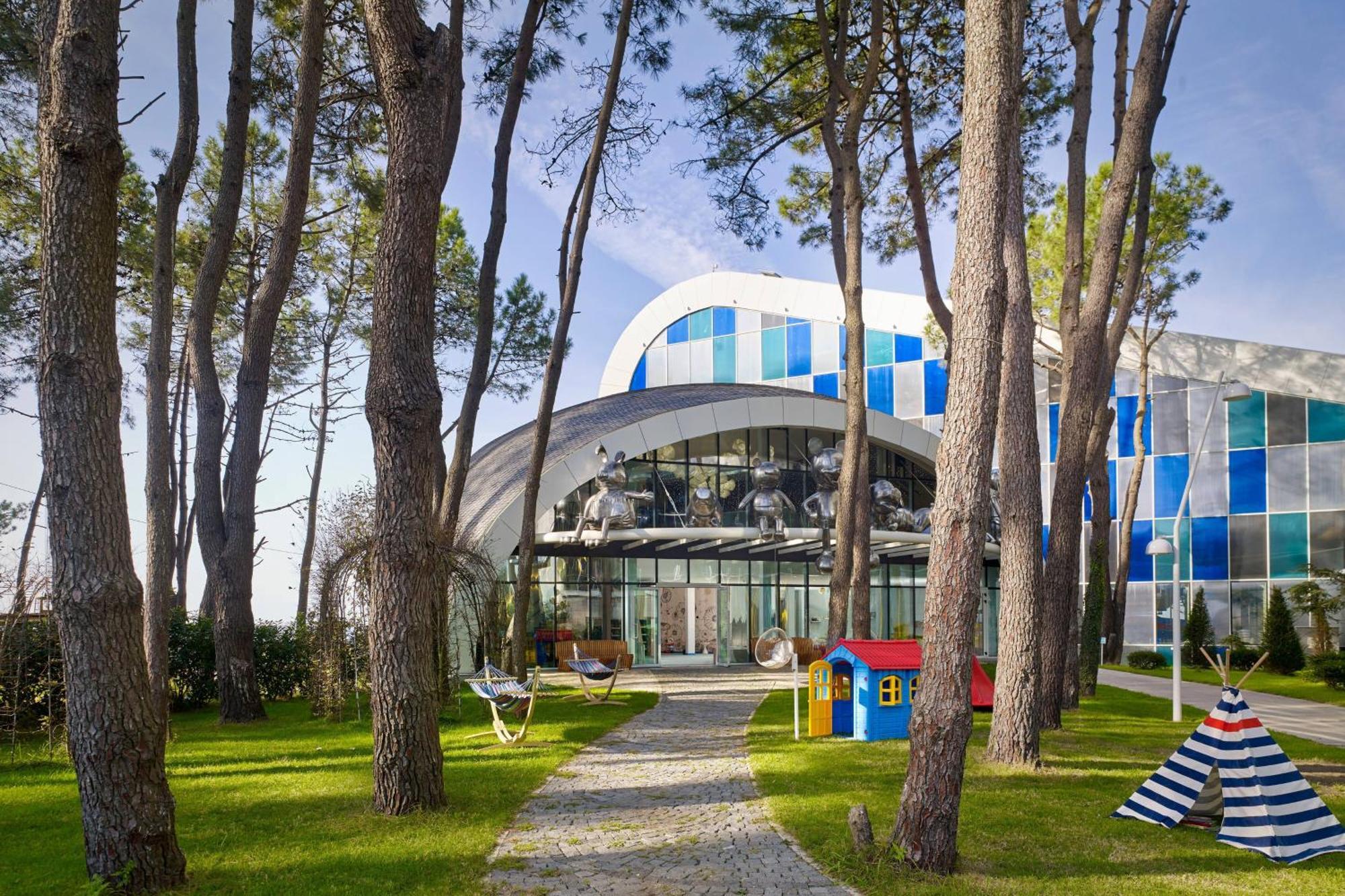 Paragraph Resort & Spa Shekvetili, Autograph Collection Eksteriør billede The resort's main building