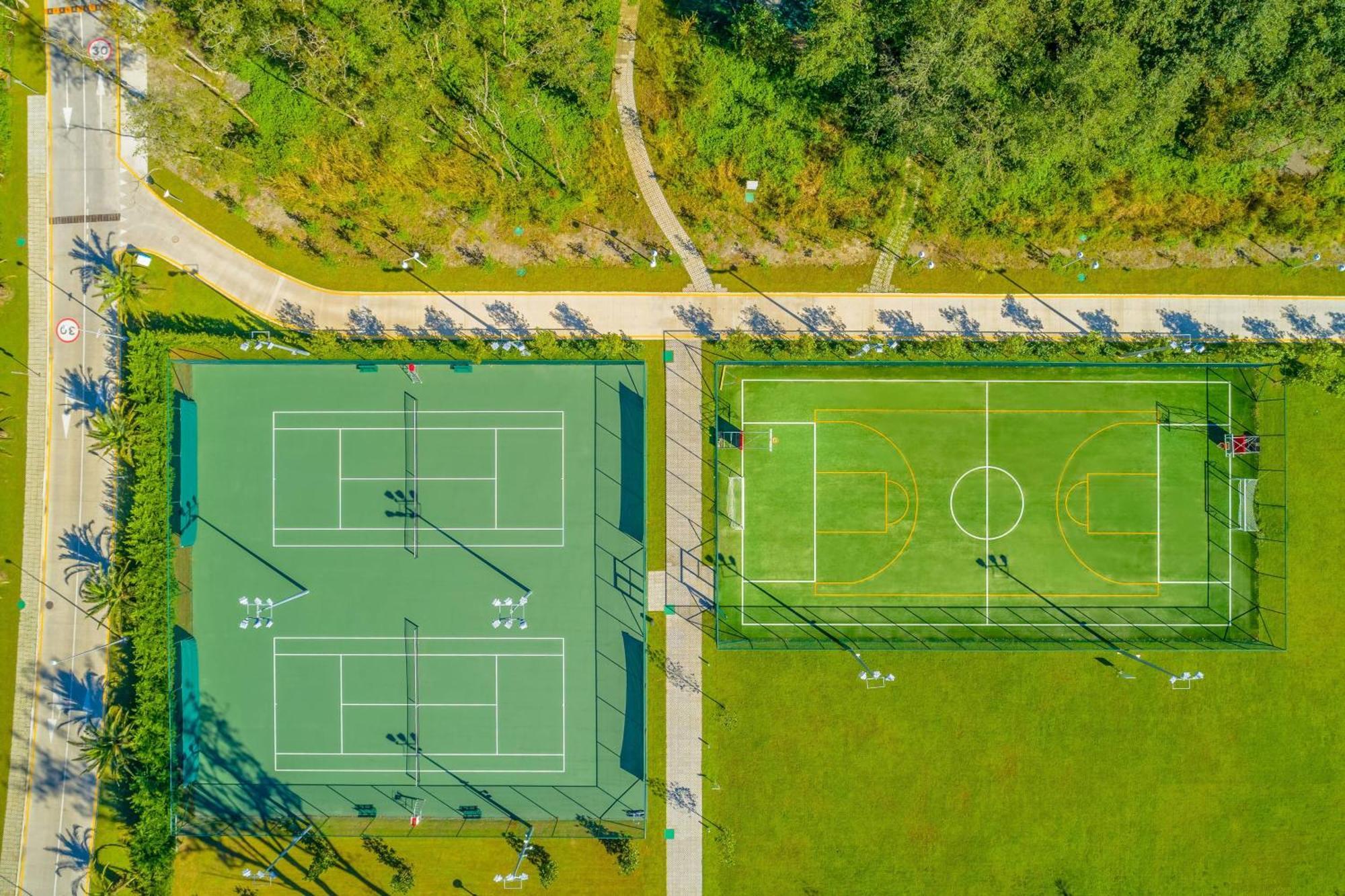 Paragraph Resort & Spa Shekvetili, Autograph Collection Eksteriør billede Tennis and football fields