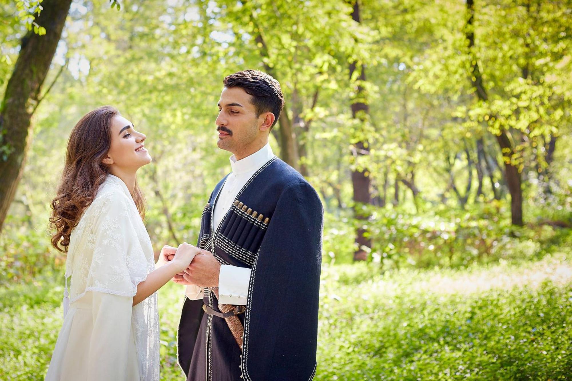 Paragraph Resort & Spa Shekvetili, Autograph Collection Eksteriør billede Azeri couple in national clothes