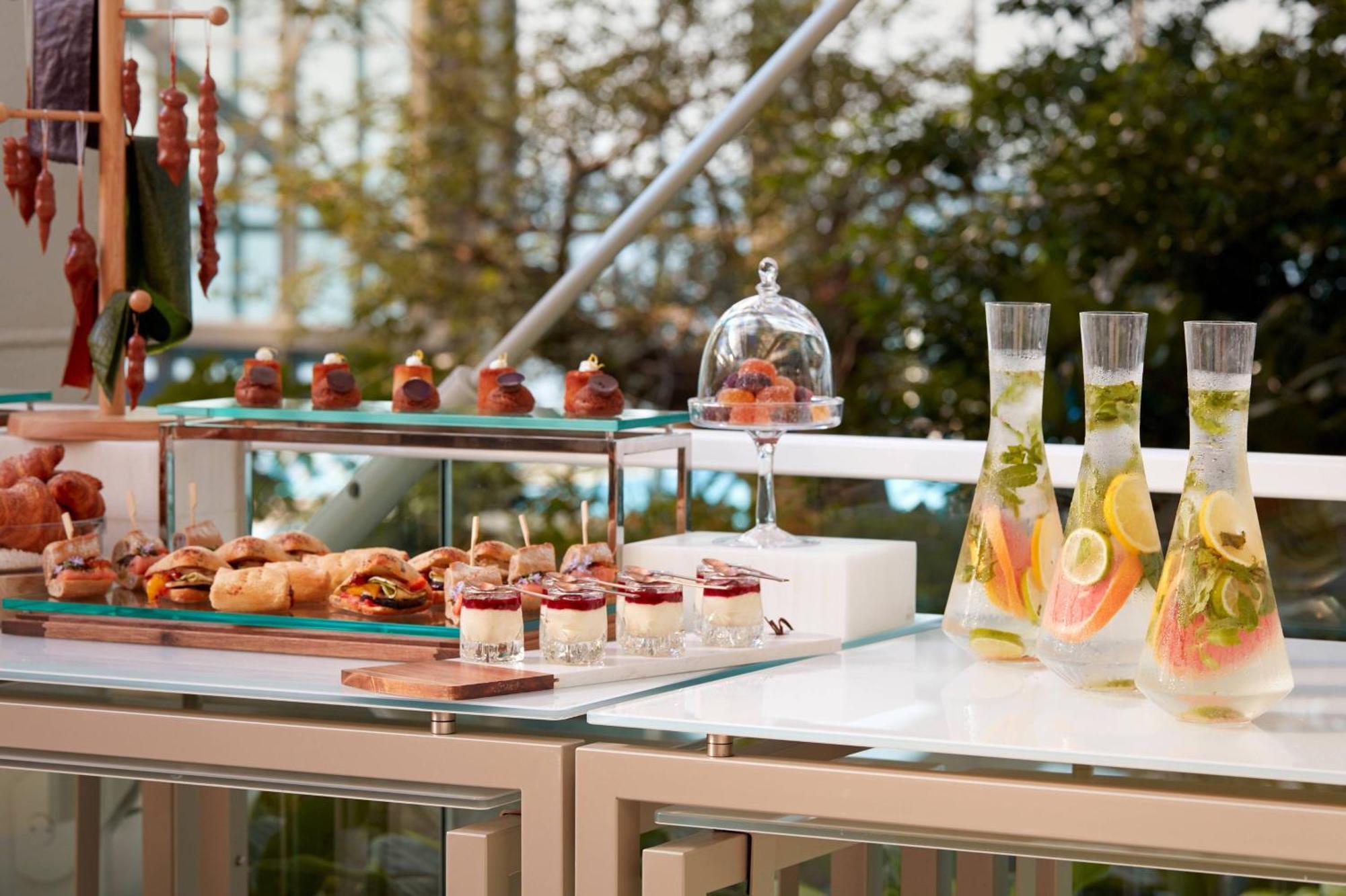 Paragraph Resort & Spa Shekvetili, Autograph Collection Eksteriør billede A buffet at a hotel