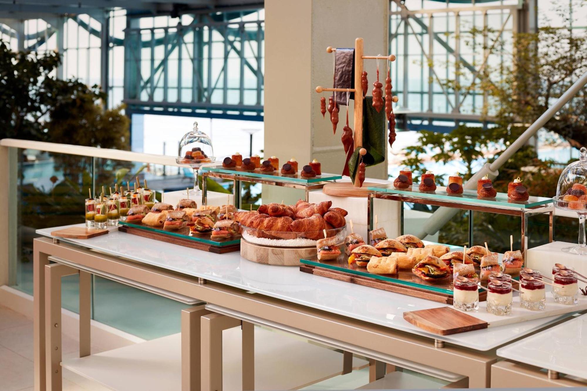 Paragraph Resort & Spa Shekvetili, Autograph Collection Eksteriør billede A buffet at a hotel